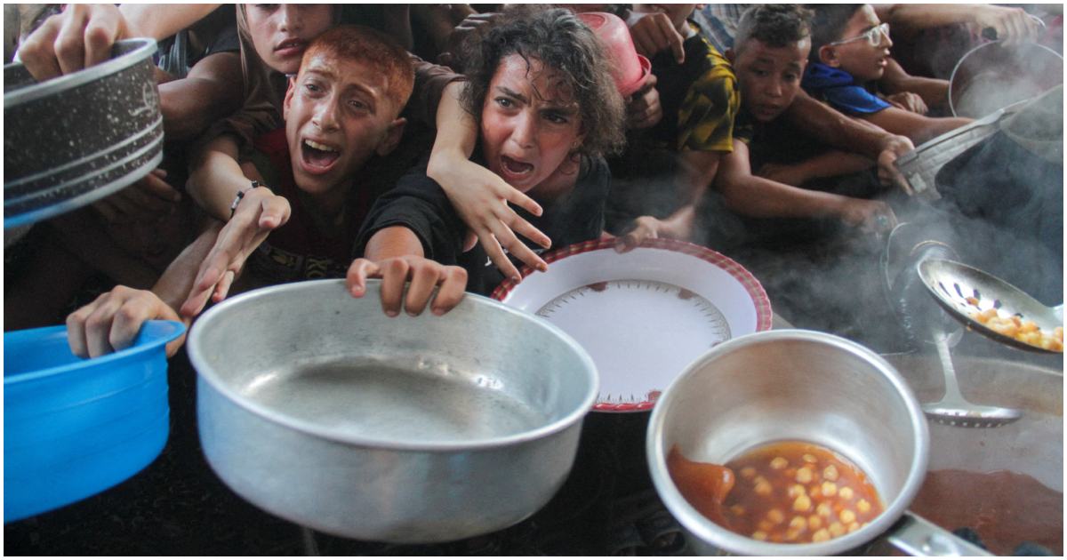 গাজার একটি কমিউনিটি কিচেনে খাবার পেতে মরিয়া ফিলিস্তিনি শিশুরা। ছবি: রয়টার্স